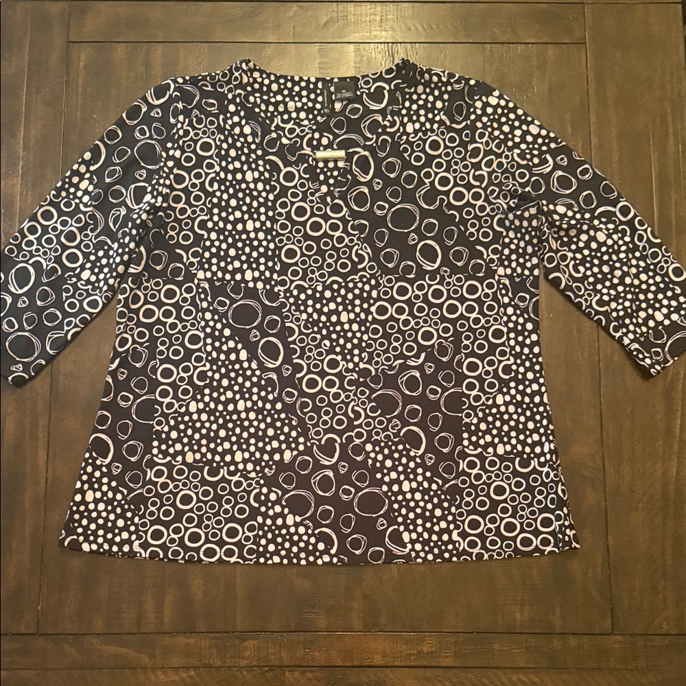 New Directions Black and White Geometric Blouse